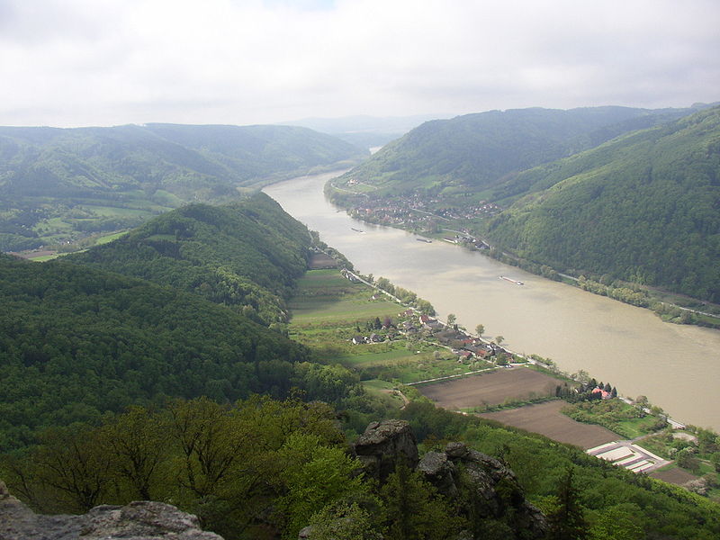 800px-Wachau west_of_Aggstein